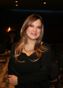 Zeynep Özcan portresi. Geleneksel Türk işleme sanatı, arkeolojik nakış, fotoğrafa nakış ve kültürel miras alanlarında çalışan nakış sanatçısı.